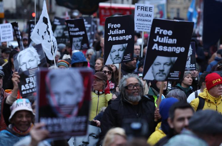 Apoiantes de Assange manifestam-se em frente ao tribunal na audiência de fevereiro. Foto NEIL HALL/EPA/Lusa.